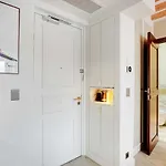 Stylish - 2p - Vendome Square Apartment