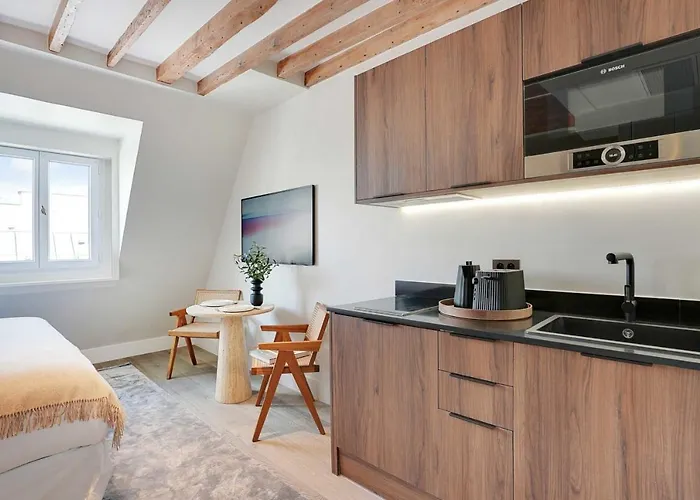 Stylish - 2p - Vendome Square Apartment *