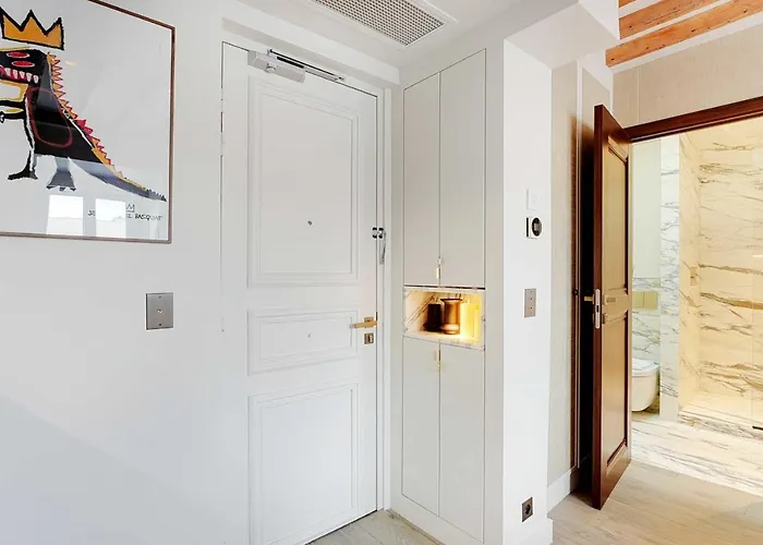 Stylish - 2p - Vendome Square Apartment